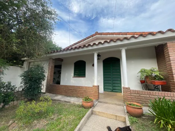 Villa Allende Centro. Casa En Venta De 2 Dormitorios C/ Cochera Y Jardín Amplio