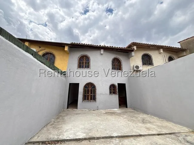 Casa En Venta En Los Cardones Lista De Habitar, Posee, 2 Salas De Estar, 4 Habitaciones, 3 Banos, Cocina, Area De Lavado, Patio, Comoda, Iluminada Y Fresco Hogar, Posee Planta Electrica, Conjunto Cerr