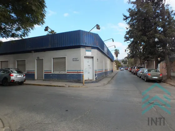 Oficina Y Local Comercial  Esquina Con Ubicacion Central 