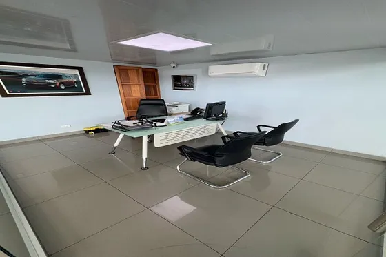 Local De Cuatro (4) Oficinas, 909 Ms De Solar, 650 Ms De Construcción, Show Room De Doble Altura, Excelente Visibilidad 