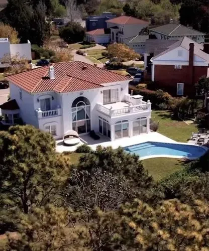 Casa En Venta - 4 Dormitorios 5 Baños - Cocheras - 1.500mts2 - Guillermo E. Hudson, Berazategui
