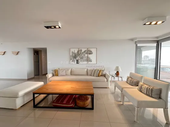 Apartamento En Venta De 3 Dormitorios En Edificio Onix, Punta Del Este.