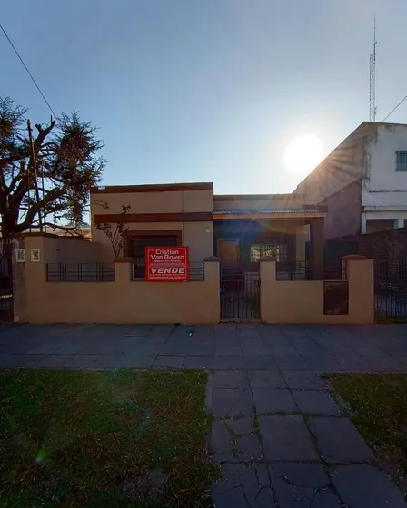 Casa Con Jardín, Entrada Vehicular Y Amplio Fondo 