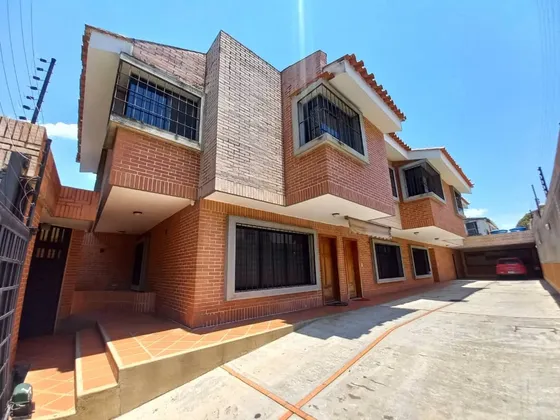 Josseyris Jimenez Vende Townhouse En Prebo