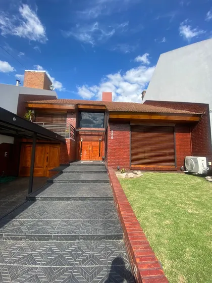 Casa Impecable Con Jardín, Pileta Y Amplios Espacios 