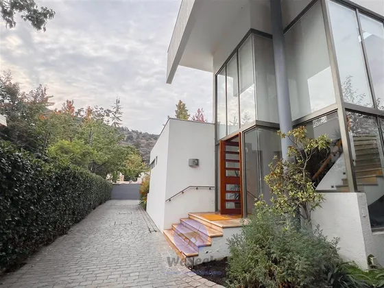 Casa En Venta De 4 Dorm. 4 Baños En Lo Barnechea
