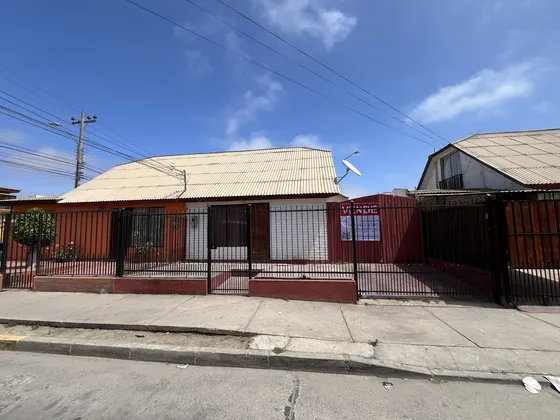 Casa 3 Dormitorios 1 Baño, Con Estacionamientos Y Patio