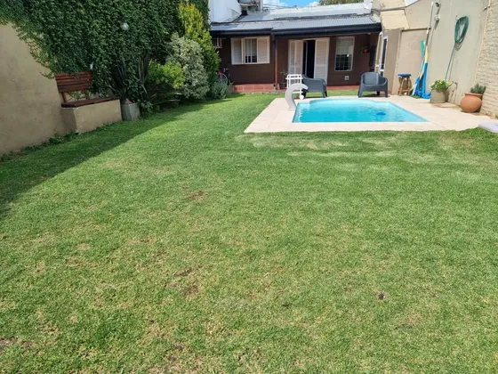 Casa En  Venta En Junin Centrica, Dos Habitaciones, Amplio Patio.