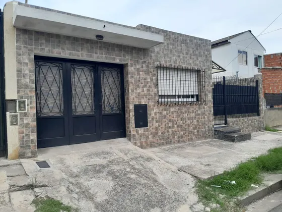 Vende Casa 5 Ambientes, Garage, Galpon, Fondo Libre