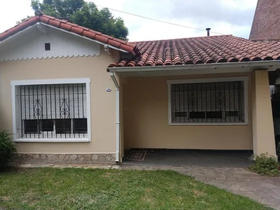 Casa En Venta - 2 Dormitorios 1 Baño - 358mts2 - Hurlingham