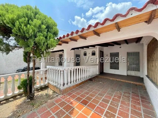 Zulay González Vende, Casa En Venta En Cabudare Las Mercedes, Calle Pública, Uso Residencial Y Comercial, 4 Habitaciones, Patio Mls 25-18823