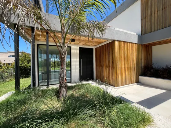 Casa De Diseño En Venta En Ceibos Puertos Con Galeria Y Pileta