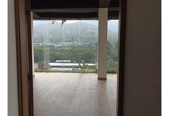Se Arrienda Local Comercial Nuevo En Copacabana.