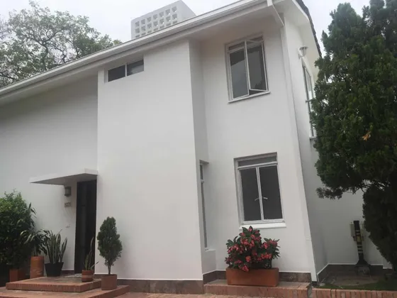 Casa De 3 Habitaciones Y Hermoso Jardín