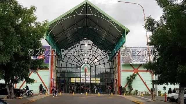 Ms Rent-a-house Ofrece En Ventar Minitienda Comercial Ubicada En Planta Alta Del Gran Bazar San Diego. Centro Comercial Con Gran Afluencia De Personas Y Cada Día Mas Habitado. Cuenta Con Su Mezzanina 