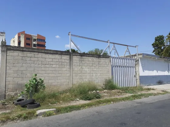 Terreno En Venta Ubicado En Turmero Zona Centro Db 23-7377