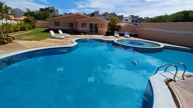 Amplia Casa En Los Robles, Costa Esmeralda 