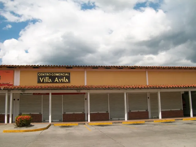 Local Comercial En Alquiler, Frontal Del Cc Villa Avila, Guatire, Estacionamiento Gratis
