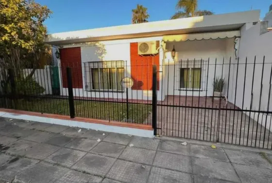 Casa En Venta - 2 Dormitorios 1 Baño - Cochera - 200mts2 - Ituzaingó