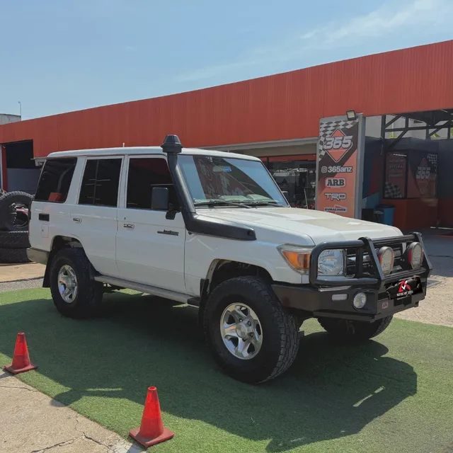 Toyota Land Cruiser Machito 76