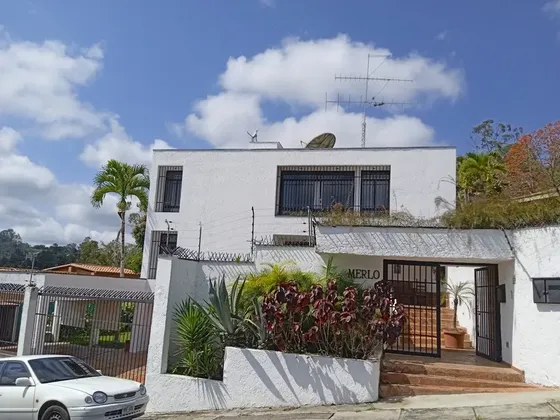 Casa Quinta Merlo En Urb. La Lagunita, Caracas. Plc-1172