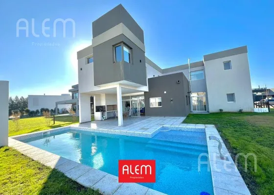 Casa En Venta En Terralagos, Canning