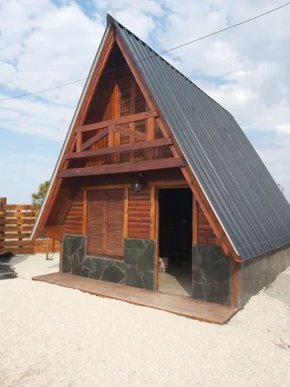 Partido De La Costa ,san Clemente Del Tuyu Se Alquilan Para Un Buen Descanso Complejo Con 3 Cabañas Y Pileta Climatizada Cerrada. Cabañas Para 4 Para 5 Y Para 8 Personas Todas Distintos Valores 