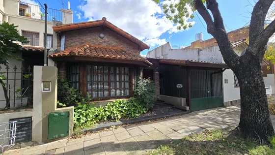 Solida Casa Tipo Chalet De 4 Ambientes En Planta Baja Con Jardin Y Pileta En Venta. Olivos