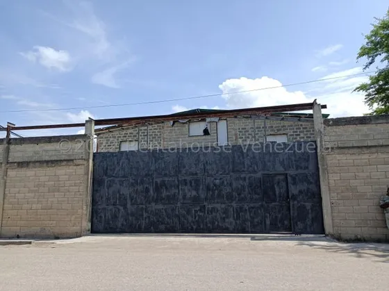 Se  Vende Galpón Inm En Zona Cercana Av Principal,  2 Oficinas Con Mezzaninas (1 En Obra Gris) Posee Luz Trifásica , Paredes Perimetrales, Banco De Transformador Propio, 1 Cuarto Vigilancia, Guacara