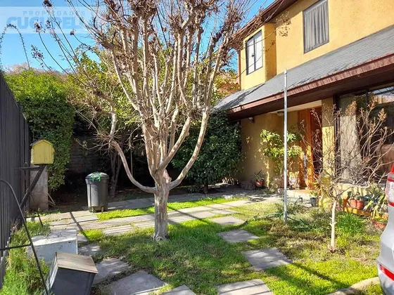 Casa Dos Pisos 4 Dormitorios 2 Baños En Las Condes
