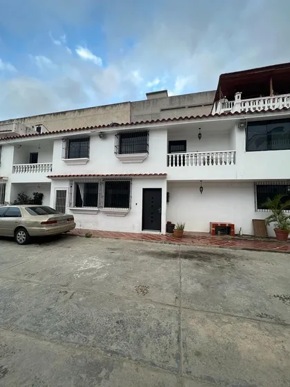 Hermoso Town House Dúplex Ubicado En Macuto Un Conjunto Cerrado Muy Tranquilo