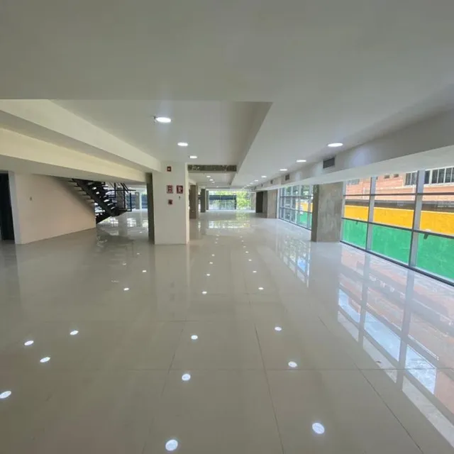 Planta Baja Industrial / Comercial En Alquiler - Urb. La Urbina