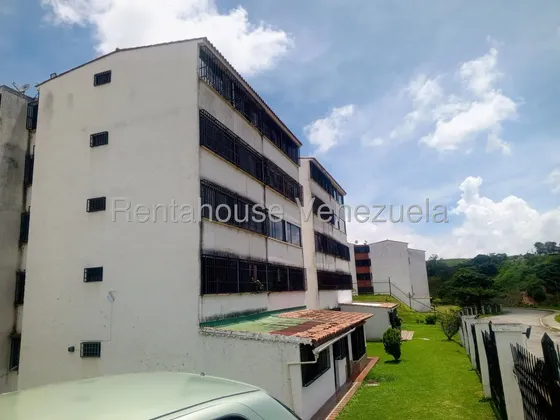 Apartamento En Venta En El Solar De La Quinta Los Teques Con Pozo 27-3885 Jg
