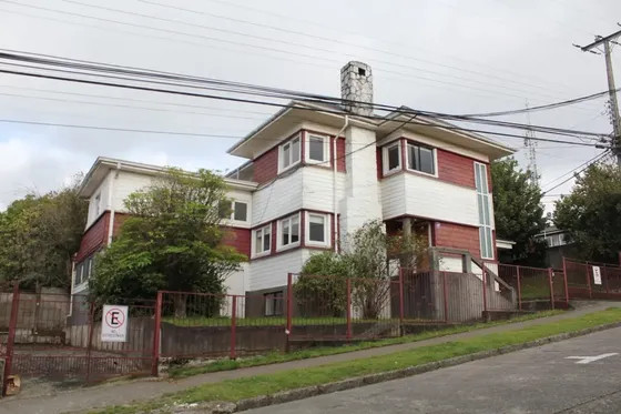 Casa Con 18 Oficinas En Barrio Comercial.