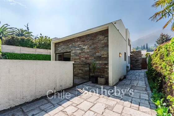 Casa En Venta De 5 Dorm. En La Reina