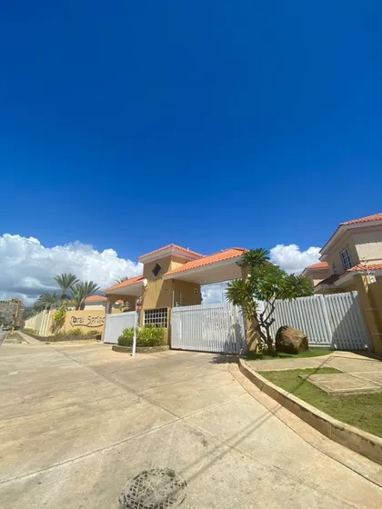 Se Alquila Hermoso Townhouse En Costa Azul
