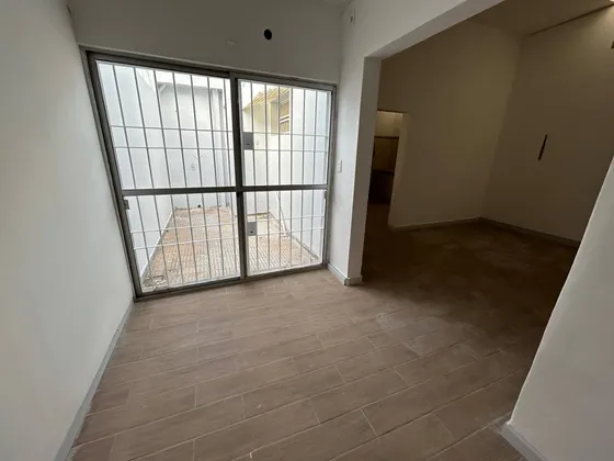Alquiler - Apartamento Amplio Con Un Dormitorio Y Patio En Villa Dolores - Rosell Y Rius Y Liber Arce