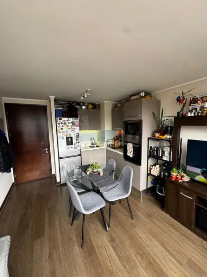 Un Dormitorio Con Estacionamiento Y Bodega