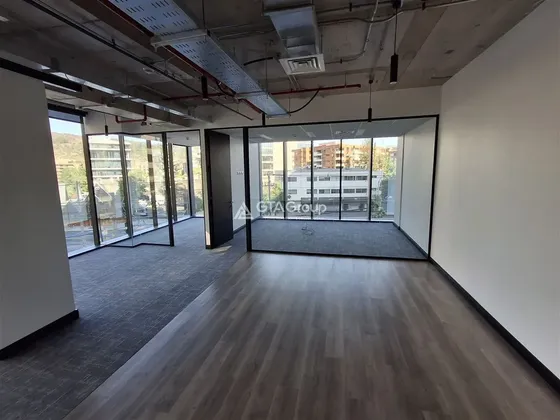 Arriendo Oficina Habilitada 95 M2. Exclusivo Edificio