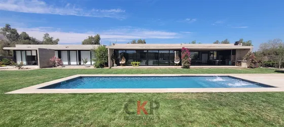 Parcela Con Gran Casa Mediterránea En Condominio Las Brisas