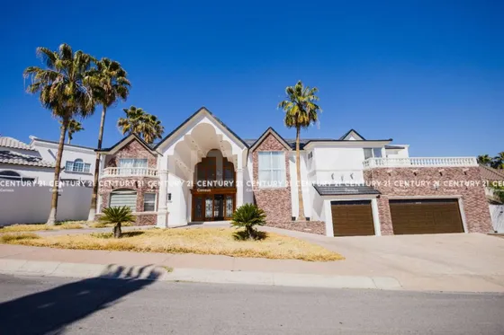 Casa En Venta Con Alberca, En Fraccionamiento Hacienda Santa Fe Chihuahua, Chih.