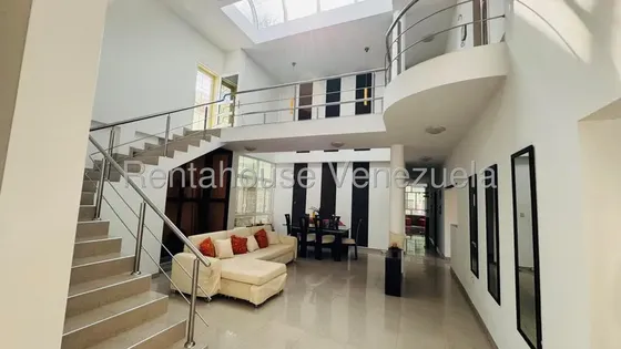 Espectacular Quinta De Tres Niveles En Venta Con Inigualable Clima De Montaña En La Urb El Castaño - Maracay, Con Planta Total, Terraza, Parrillera 26-17040 Hc