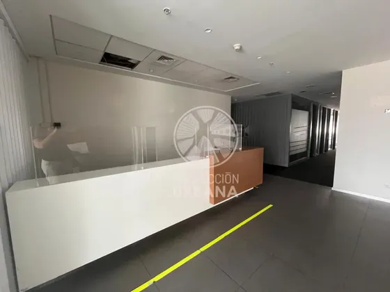 Excelente Oficina, Pleno Sector El Golf, Inmediata A Metro