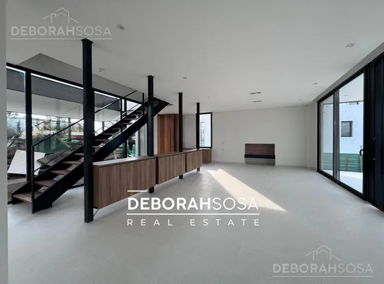 Casa En Venta 5 Ambientes Con Pileta A Metros Del Río En El Barrio El Naudir Zona Norte