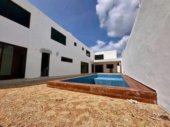 Casa En Venta  De 5 Recamaras Y Alberca En Dzitya.