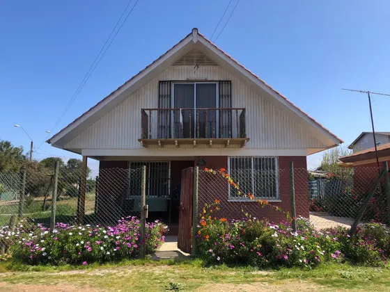Hermosa Casa De 2 Pisos, Obra Gruesa, Con Patio Y Jardin