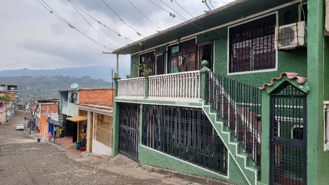 Vendemos Casa En El 23 De Enero Sector Monseñor Ramirez #man