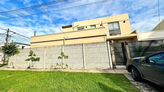 Casa - Villa Tesei - 4 Dormitorios -parque Y Terraza - Cochera - Portón Automatizado