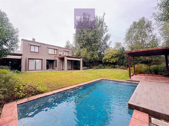 Casa Mediterránea En Arriendo Con 4 Dormitorios.