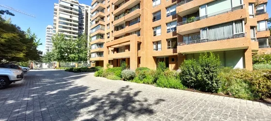 Venta Amplio Departemento Con Buen Acceso En Las Condes